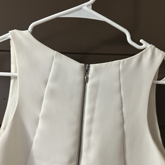 White sleeveless blouse by CAbi size small - Picture 5 of 7